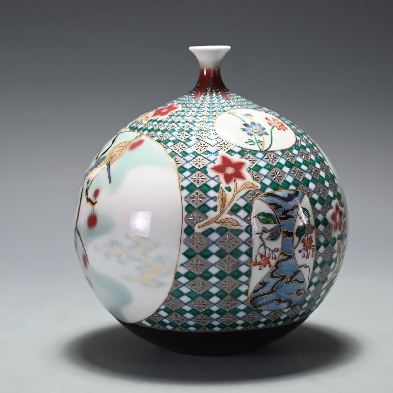 Shining in Platinum Vase by Yamamoto Ichiyo