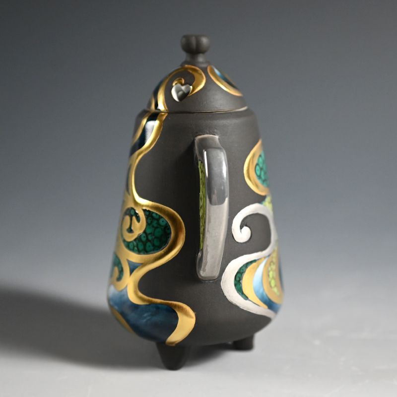 Unusual gold decorated Porcelain Koro by Yamamoto Ichiyo