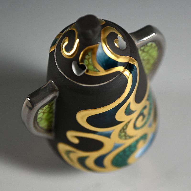 Unusual gold decorated Porcelain Koro by Yamamoto Ichiyo