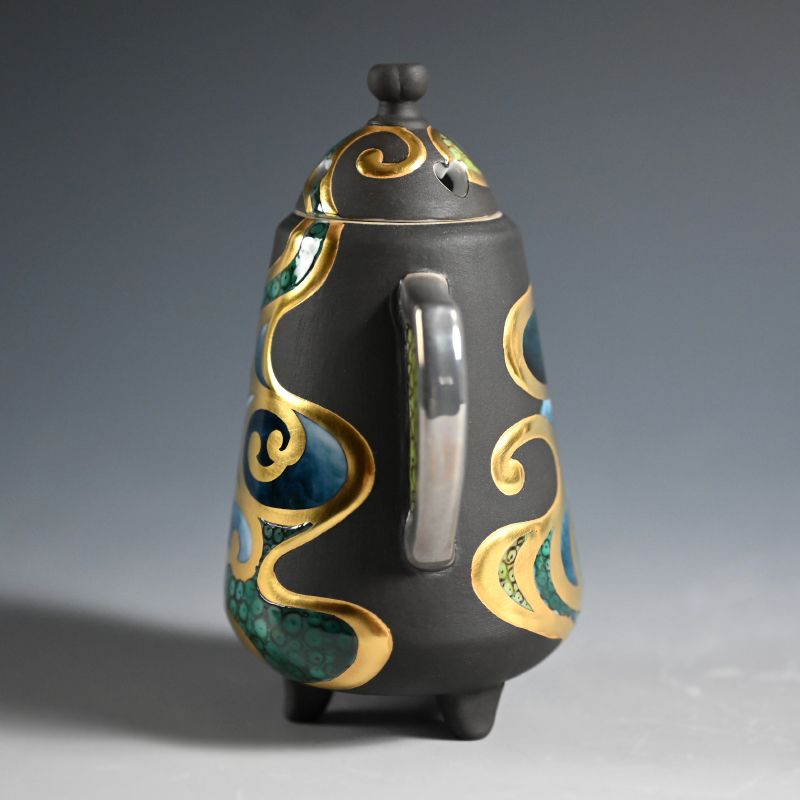 Unusual gold decorated Porcelain Koro by Yamamoto Ichiyo