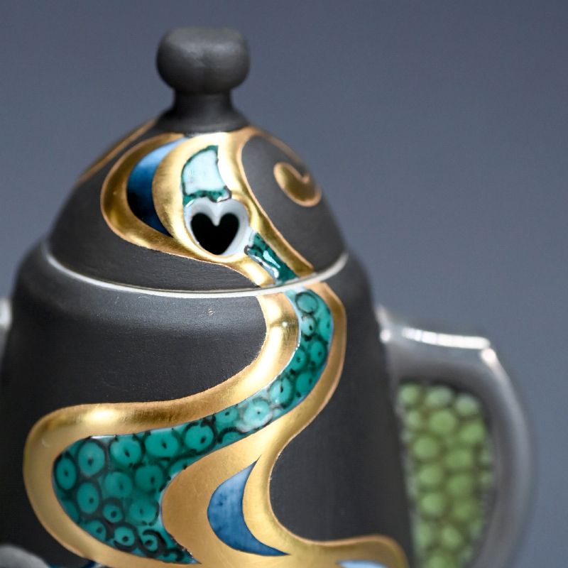 Unusual gold decorated Porcelain Koro by Yamamoto Ichiyo