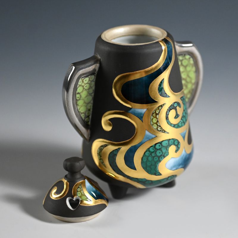 Unusual gold decorated Porcelain Koro by Yamamoto Ichiyo