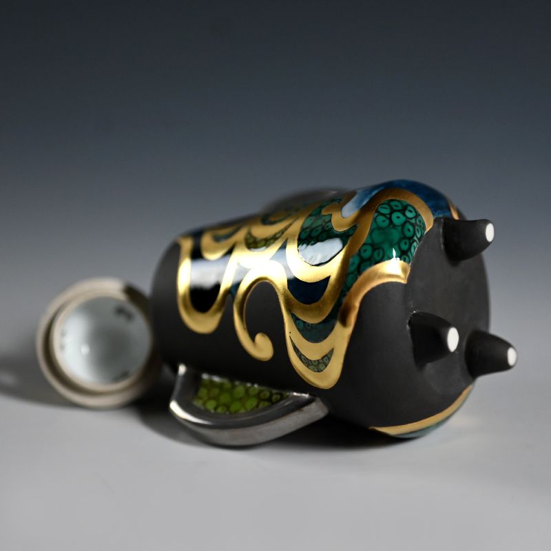 Unusual gold decorated Porcelain Koro by Yamamoto Ichiyo