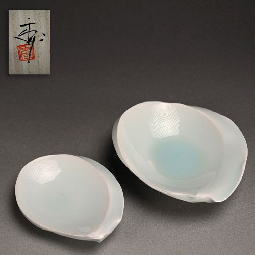 Pair Seihakuji porcelain plates, Shizuku, by Kato Tsubusa