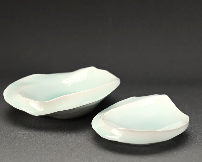 Pair Seihakuji porcelain plates, Shizuku, by Kato Tsubusa