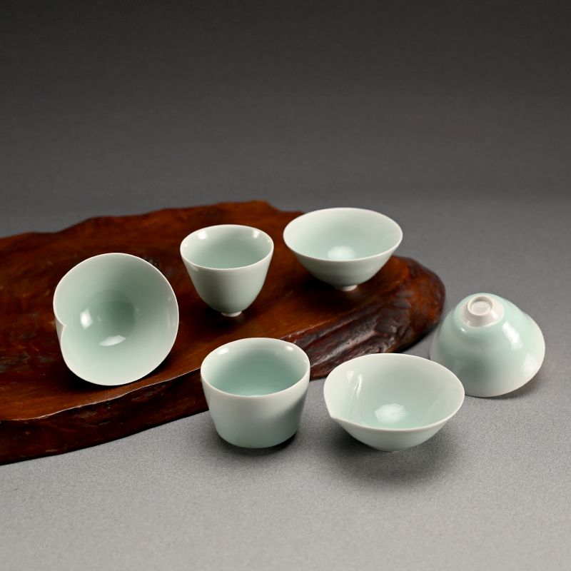 Seihakuji Porcelain Guinomi by Fukami Sueharu