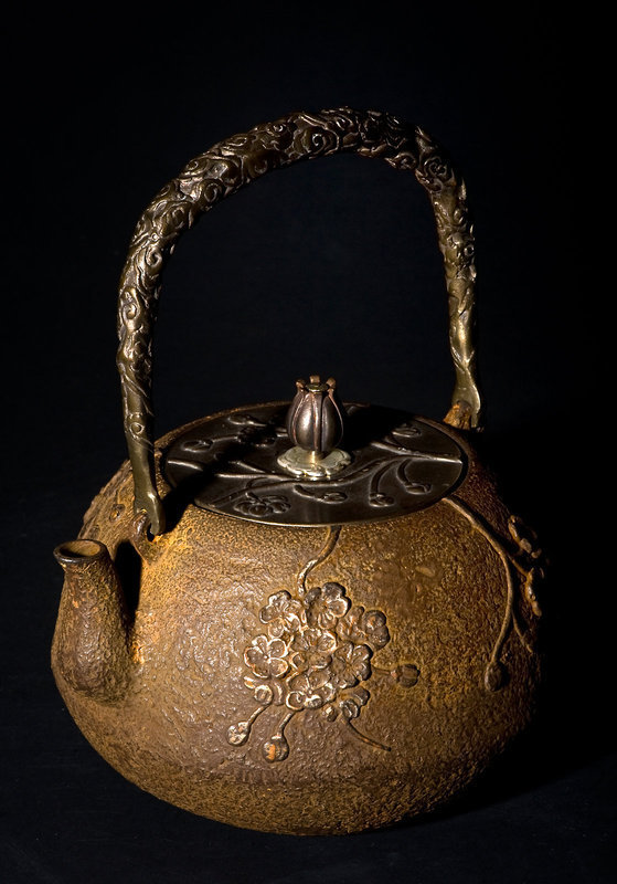 Cast Iron Tea kettle tetsubin by Ryobundo Meiji Period