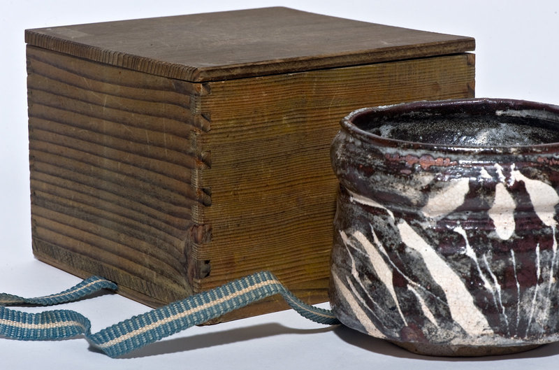 Momoyama / early Edo Period Grey Shino-Oribe Chawan with woodbox
