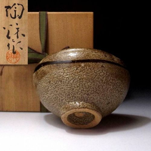 Sophisticated Karatsu-yaki Chawan with wooden box