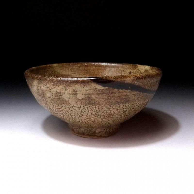 Sophisticated Karatsu-yaki Chawan with wooden box