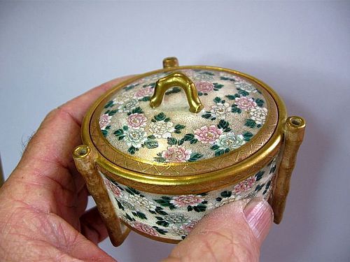 Japanese Satsuma Lidded Box by Kinkozan