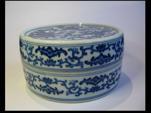 Chinese Porcelain Blue and White Lidded Box