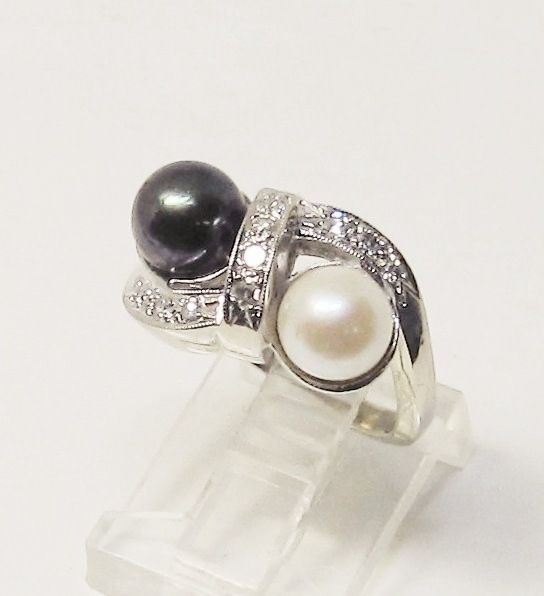 Black and White Pearl Ring 14Kt Gold with Diamonds