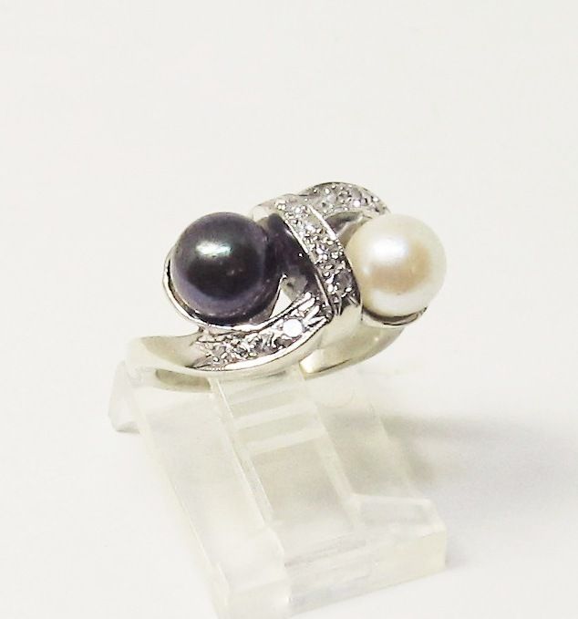 Black and White Pearl Ring 14Kt Gold with Diamonds