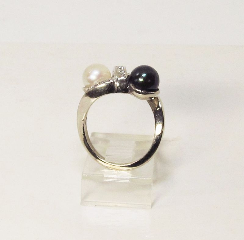 Black and White Pearl Ring 14Kt Gold with Diamonds