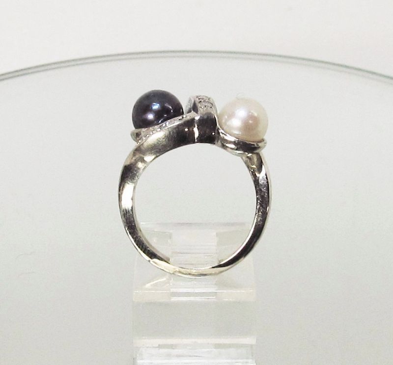 Black and White Pearl Ring 14Kt Gold with Diamonds