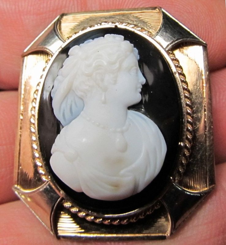 Stone Cameo set in Two Tone 14Kt Gold