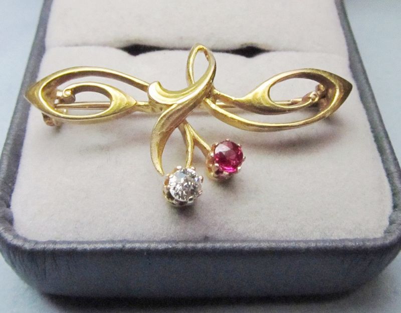 14Kt Art Nouveau Pin with Ruby and Diamond