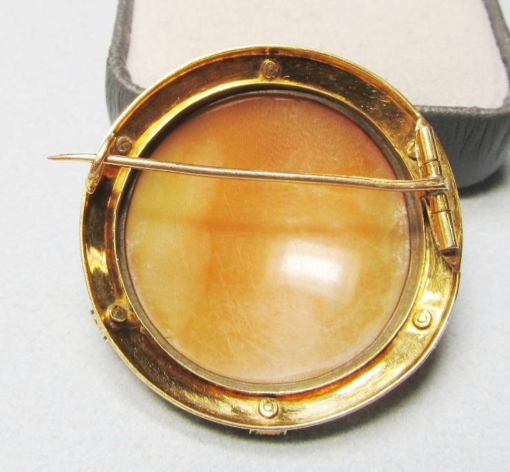 Victorian Round Shell Cameo Broach