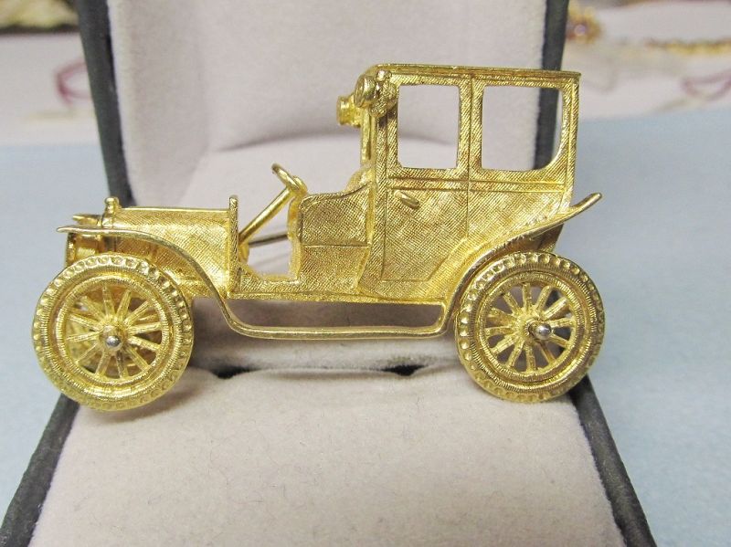 18Kt Gold Car Broach