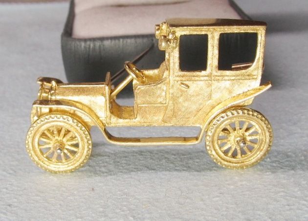 18Kt Gold Car Broach