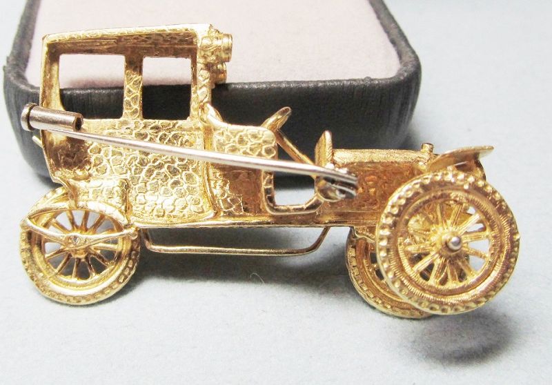 18Kt Gold Car Broach