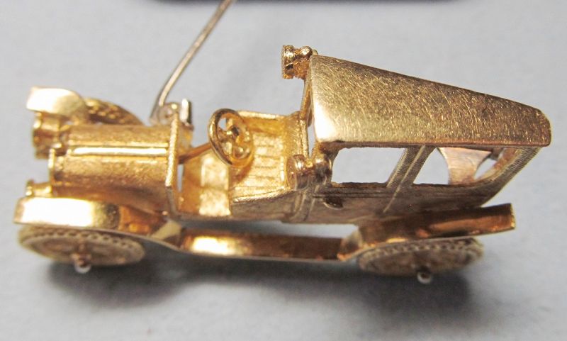 18Kt Gold Car Broach