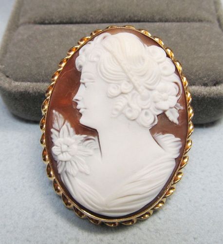Oval Shell Cameo Broach/Pendant in 14Kt Gold Frame
