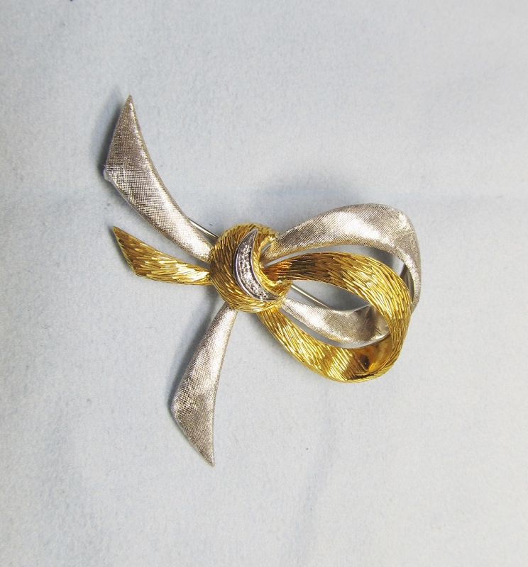 Stylish 18Kt Two Tone Bow Pin with Diamonds