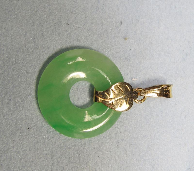 Green Jade and 18Kt Gold Pendant