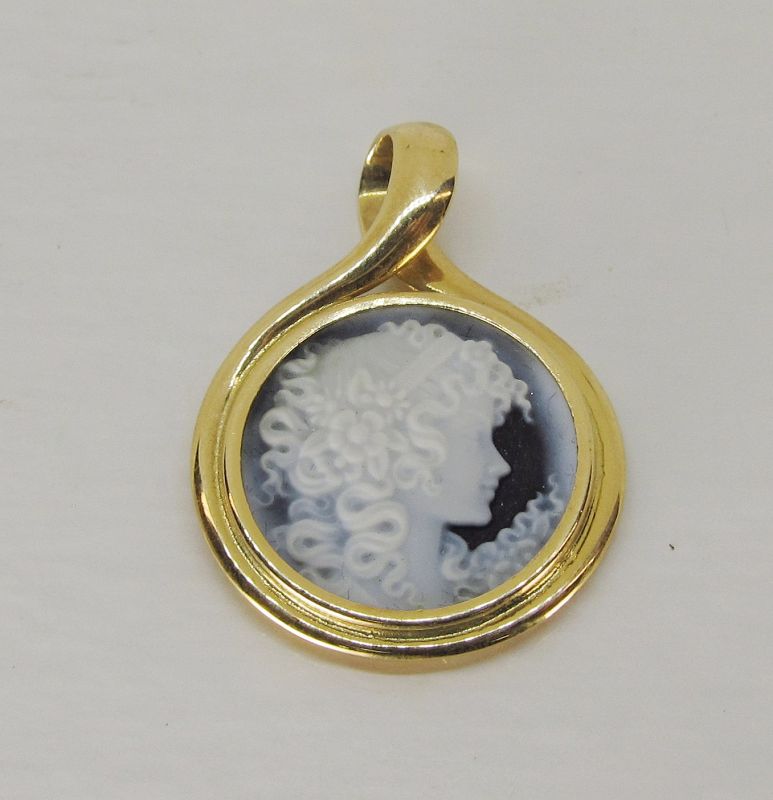 Stone Cameo Pendant 18Kt Gold