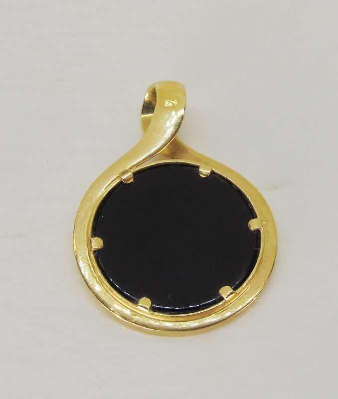 Stone Cameo Pendant 18Kt Gold