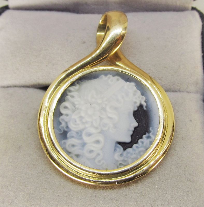 Stone Cameo Pendant 18Kt Gold