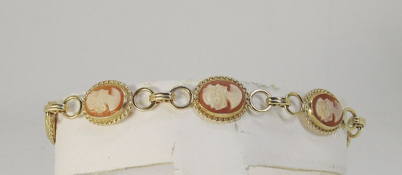 Cameo Bracelet Set in 14Kt Yellow Gold