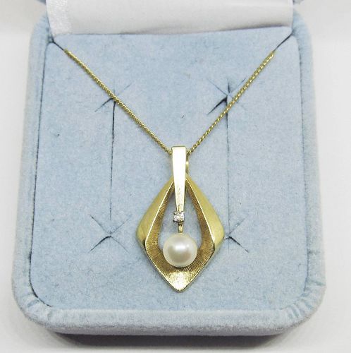 14Kt Gold Pearl and Diamond Pendant with Chain