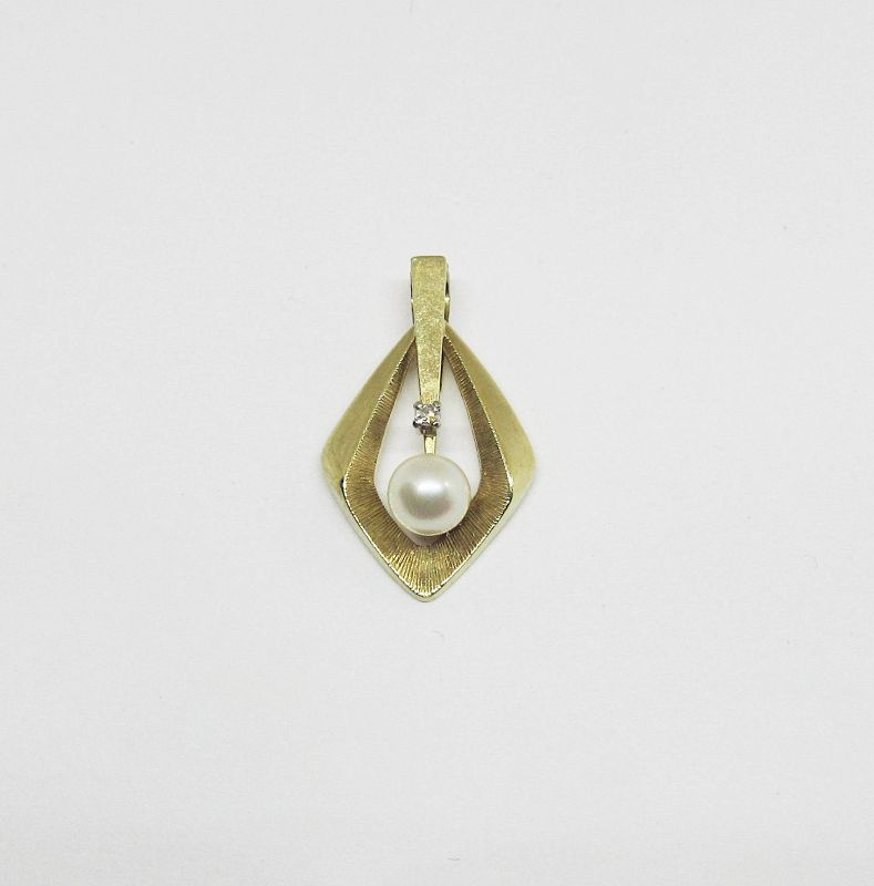 14Kt Gold Pearl and Diamond Pendant with Chain