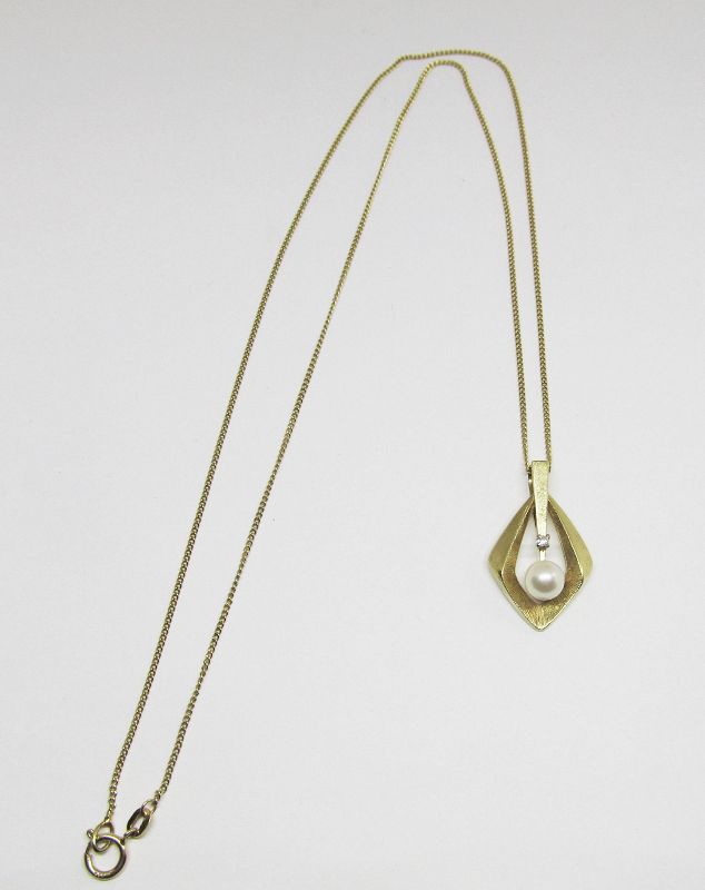 14Kt Gold Pearl and Diamond Pendant with Chain