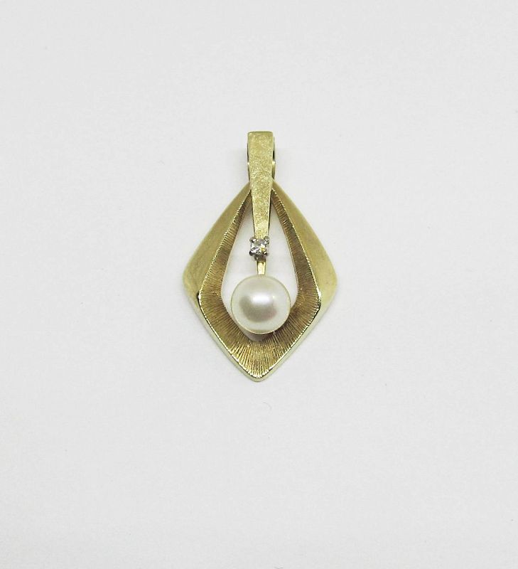 14Kt Gold Pearl and Diamond Pendant with Chain