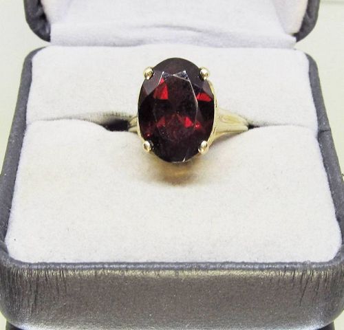 14 Kt Yellow Gold and Garnet Vintage Ring