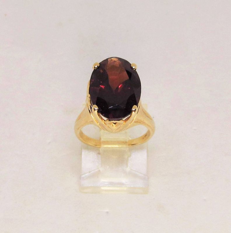 14 Kt Yellow Gold and Garnet Vintage Ring