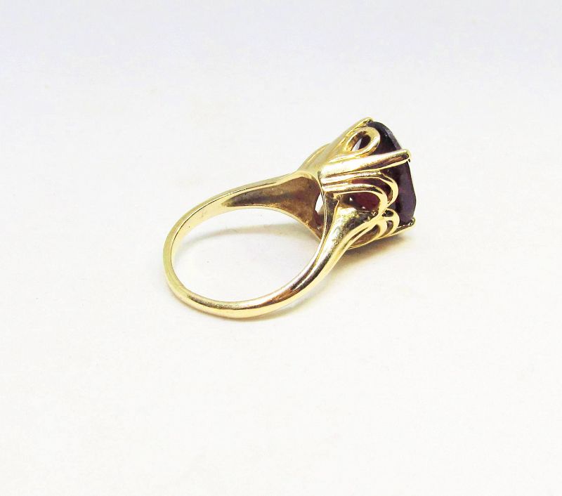 14 Kt Yellow Gold and Garnet Vintage Ring