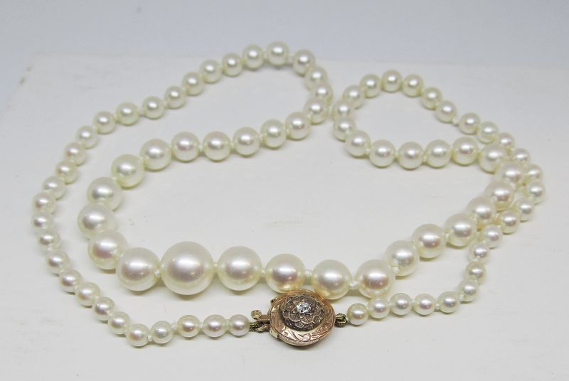 Cultured graduated pearls 14Kt gold and diamond clasp