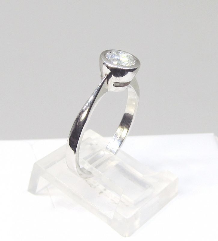 Solitaire Diamond Ring Tube-set in Platinum