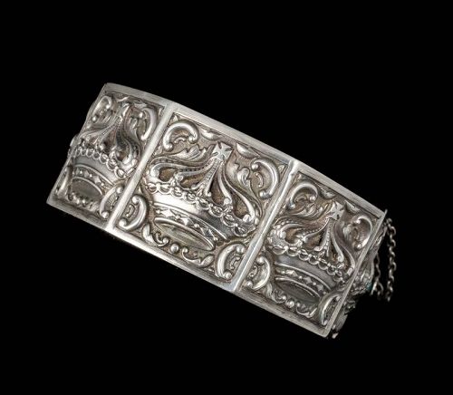 Topazio Portuguese silver repousse "crown" hinged Bangle Bracelet