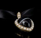 Victorian mourning 14k gold banded agate heart Pendant with pearls