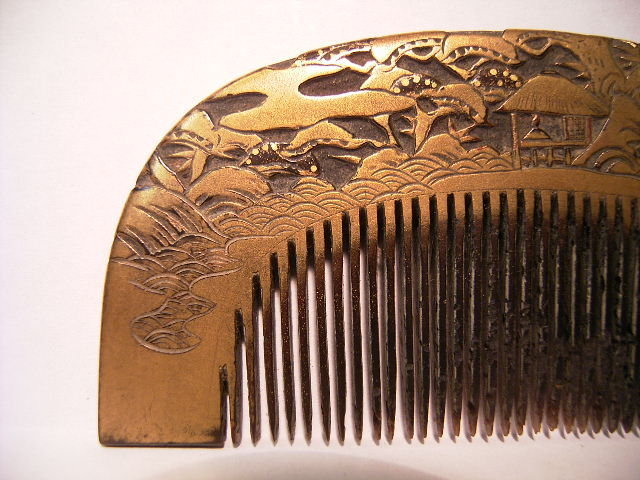 JAPANESE MEIJI PERIOD CARVED GOLD LACQUER COMB