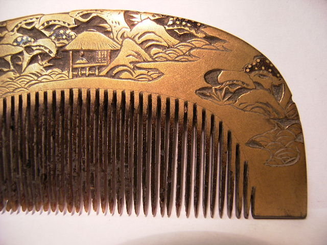JAPANESE MEIJI PERIOD CARVED GOLD LACQUER COMB