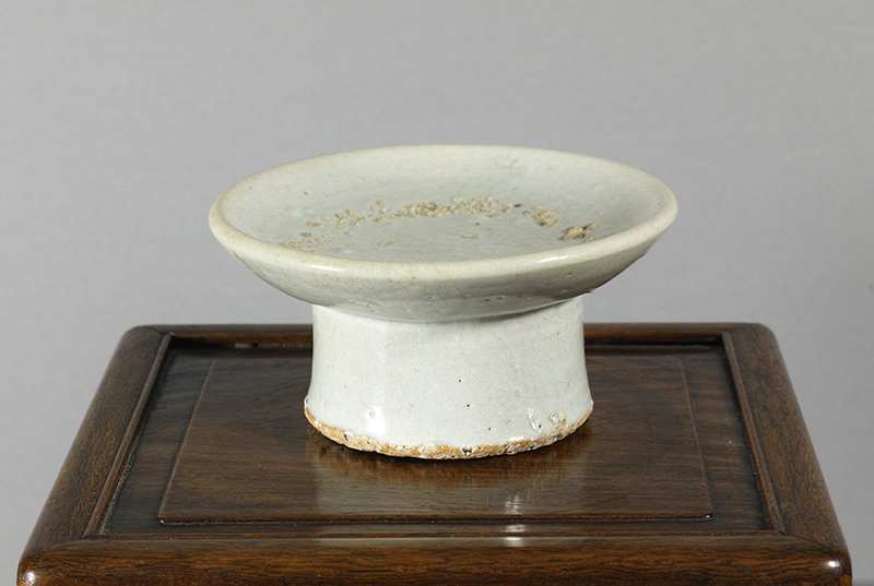 A Korean Porcelain Offering Stand, 19th Century.