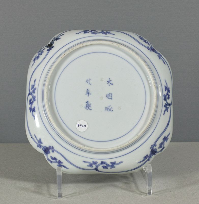 A Japanese Arita porcelain Kakiemon style dish, circa 1720~1750