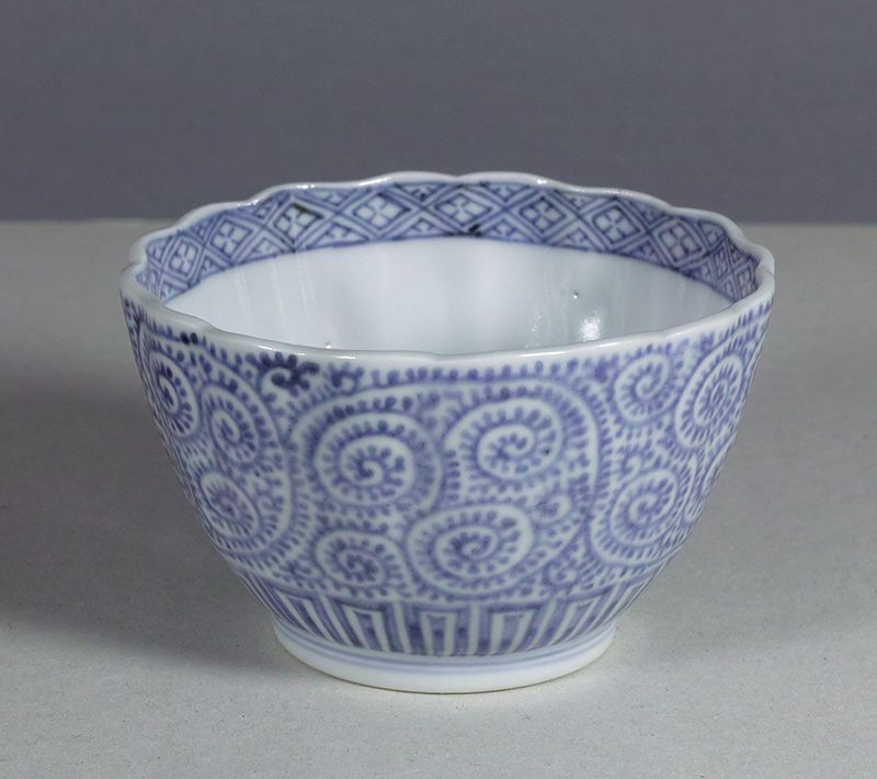 Arita porcelain bowl with scrolling karakusa, 18th ~ 19th century.